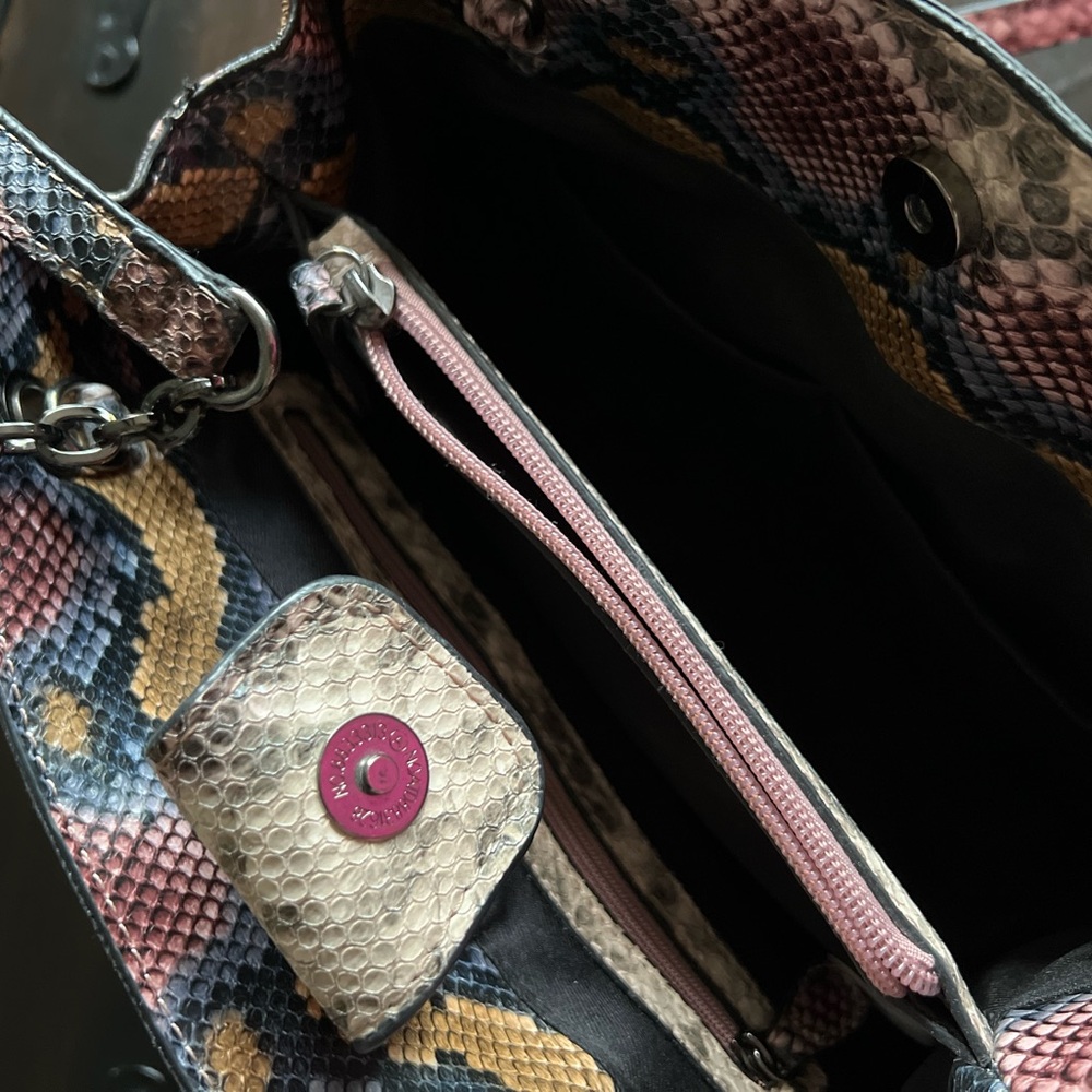 Chic Snakeskin Patterned Shoulder Bag - image 7